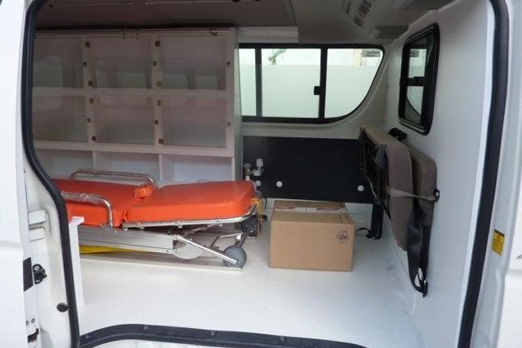 Toyota Hiace converti en ambulance pour l'Afrique - pics 2