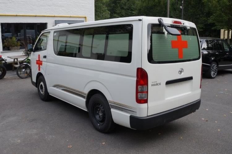 Toyota Hiace converti en ambulance pour l'Afrique - pics 4