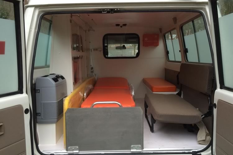 Toyota Land Cruiser 78 transformado en Ambulancia par África. - pics 3